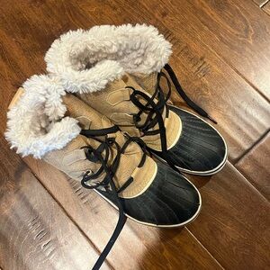 Women’s size 8 Sorel boots in navy in excellent condition.